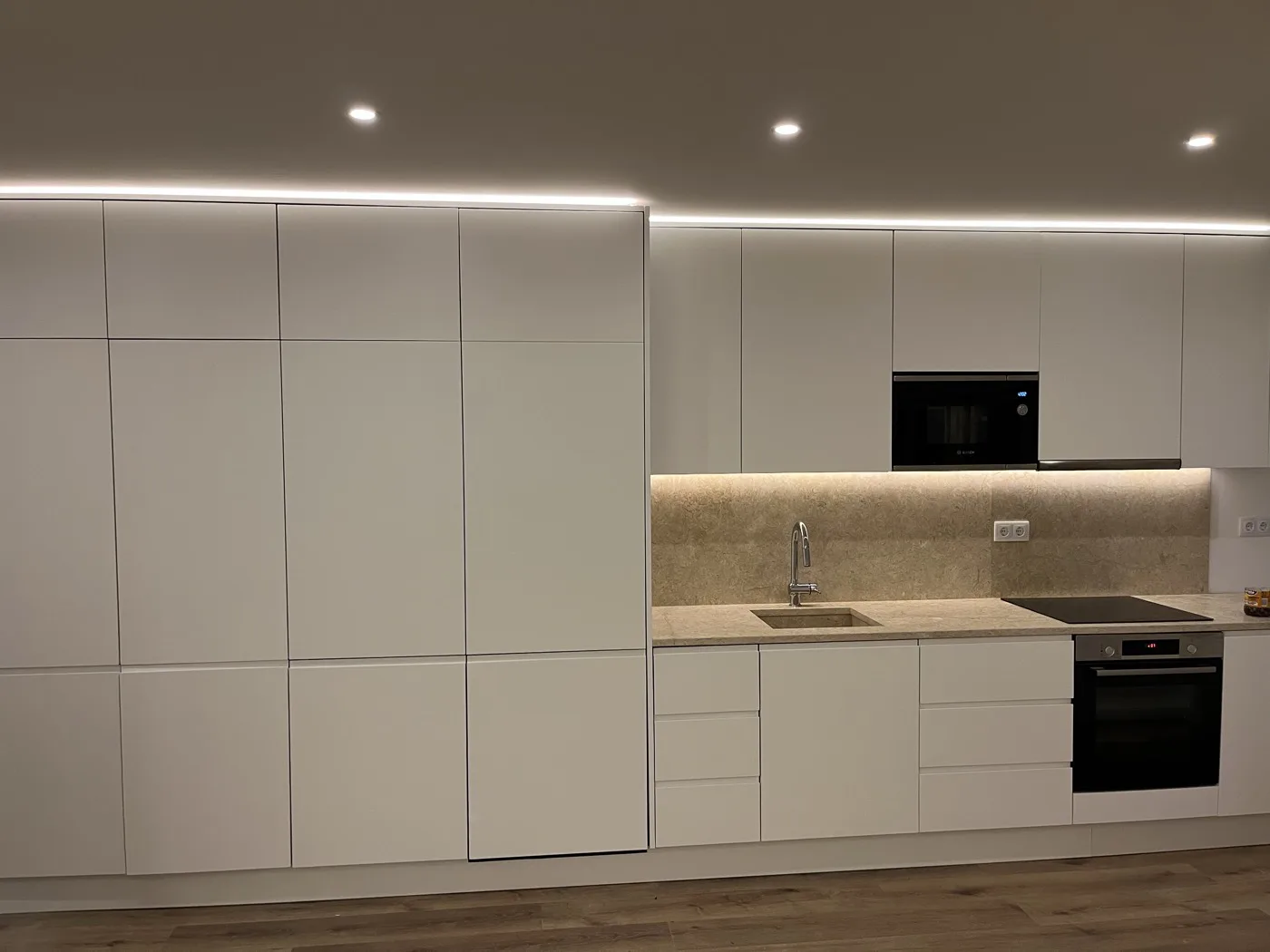 Iluminação LED e luz indireta em cozinha