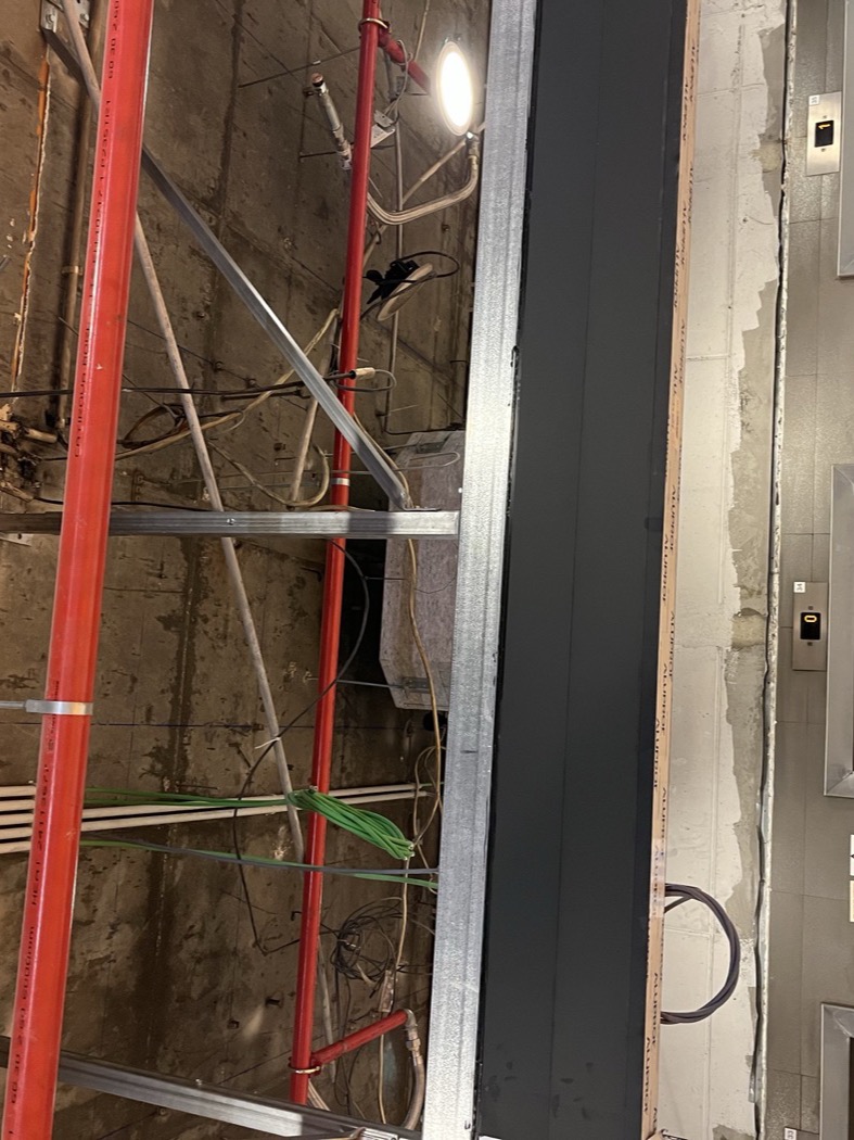 Manutenção elétrica em espaço comercial