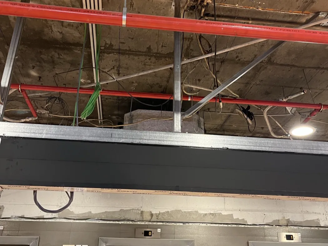 Manutenção elétrica em espaço comercial