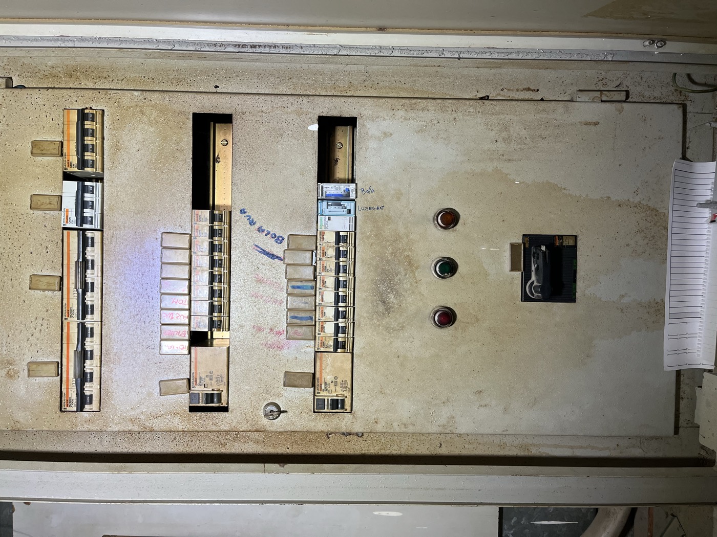 Quadro elétrico antigo, antes da intervenção