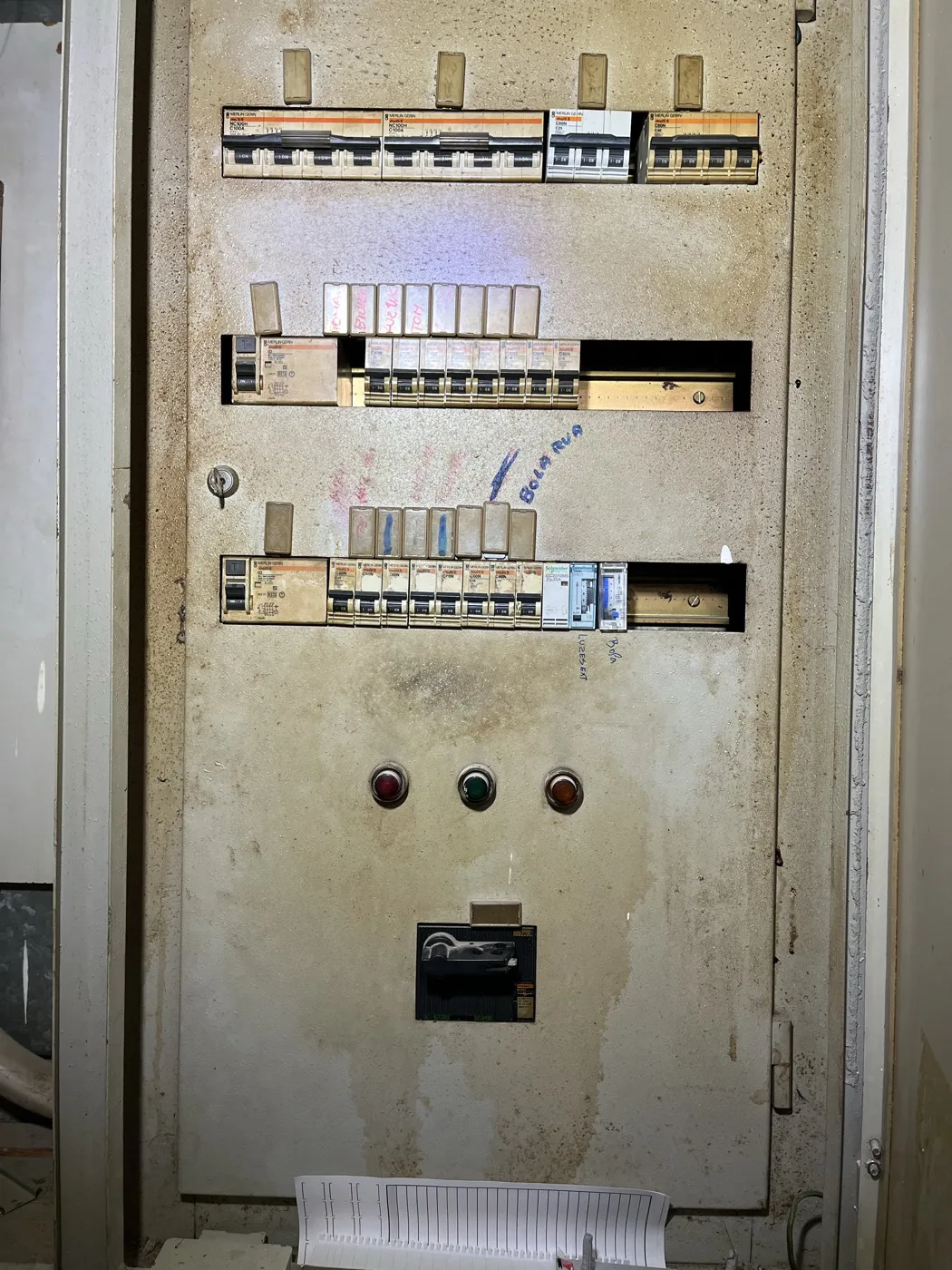 Quadro elétrico antigo, antes da intervenção