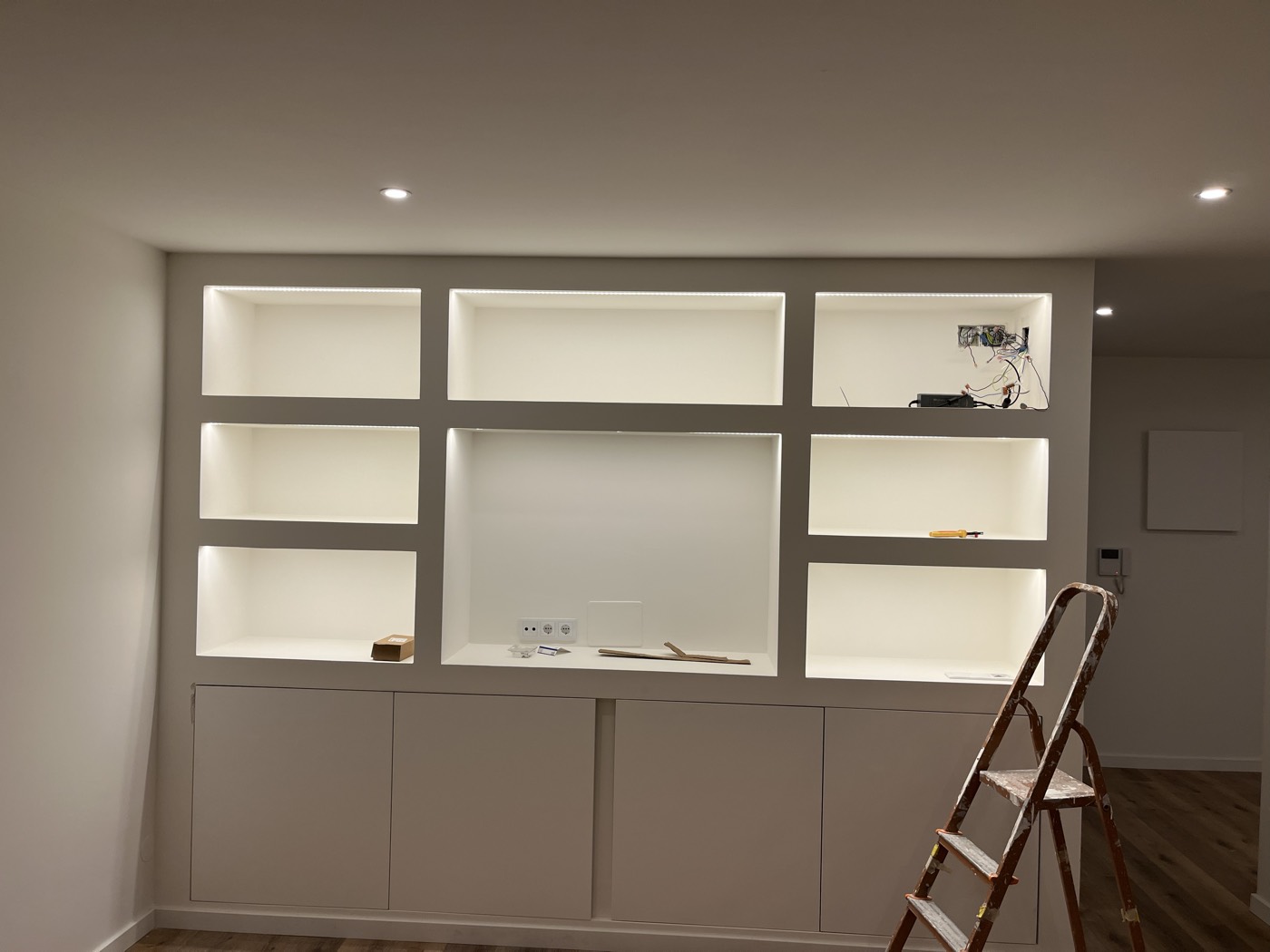 Móvel de sala com luz indireta embutida