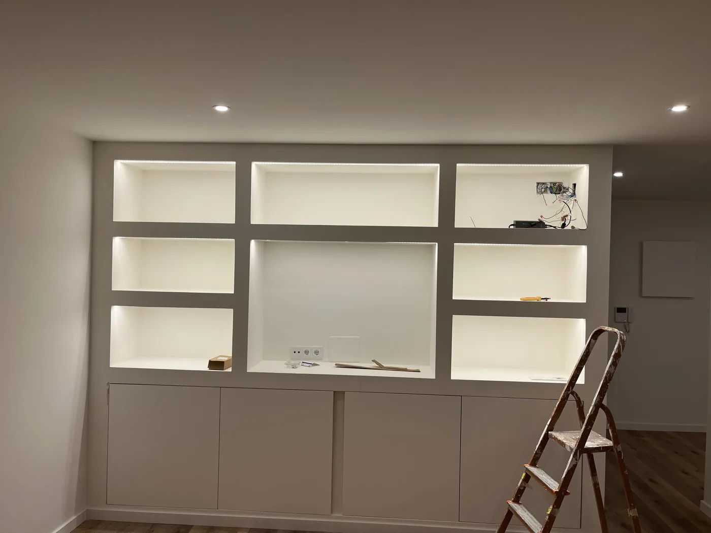Móvel de sala com luz indireta embutida